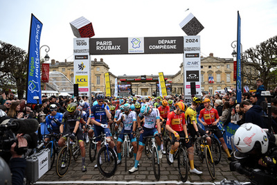 Mathieu van der Poel 2023 után immáron világbajnokként nyeri a Paris-Roubaix-t a híres velodromban