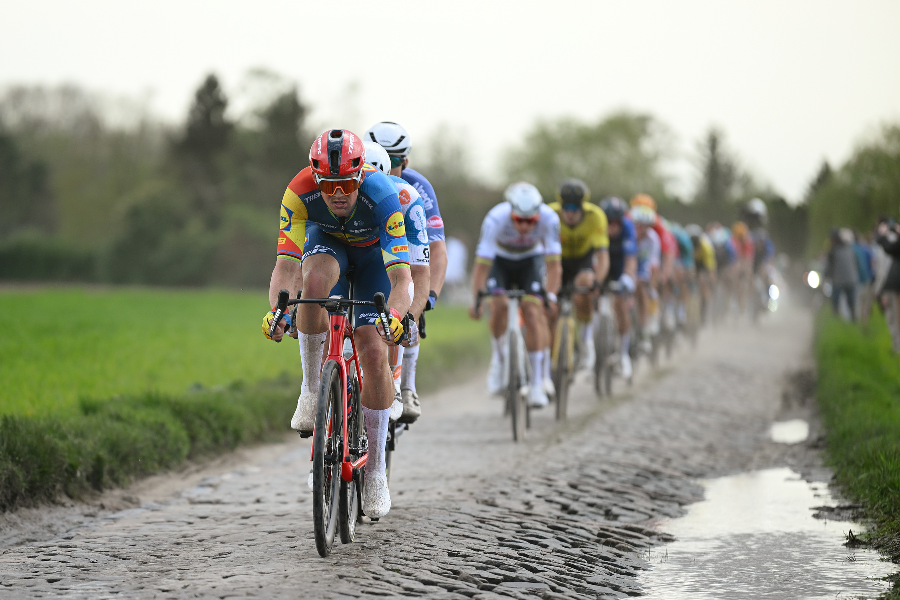 Mathieu van der Poel 2023 után immáron világbajnokként nyeri a Paris-Roubaix-t a híres velodromban