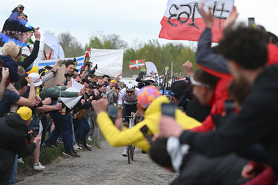 Mathieu van der Poel 2023 után immáron világbajnokként nyeri a Paris-Roubaix-t a híres velodromban