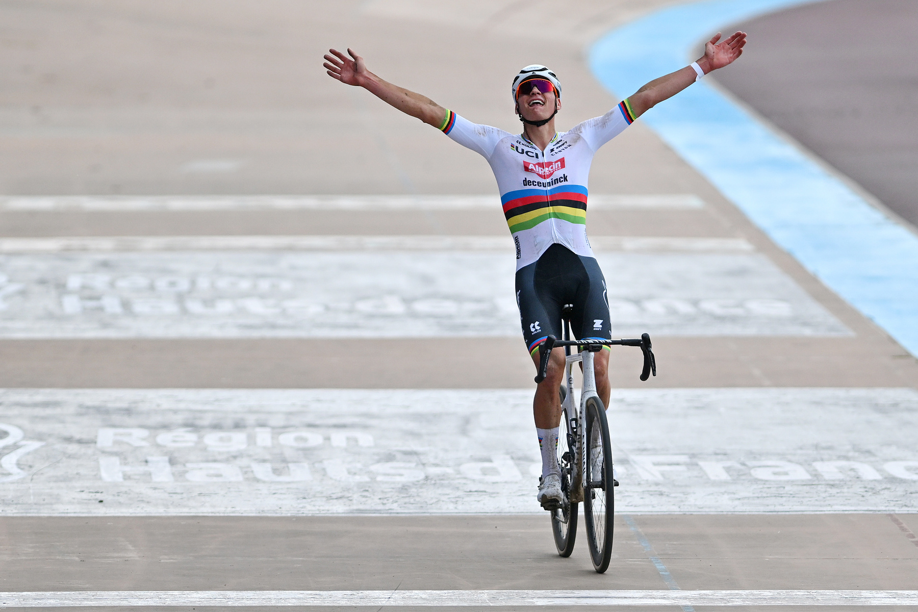 Mathieu van der Poel 2023 után immáron világbajnokként nyeri a Paris-Roubaix-t a híres velodromban