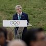 Thomas Bach, a Nemzetközi Olimpiai Bizottság elnöke beszédet mond a 2024-es párizsi olimpia lánggyújtási ünnepségén