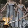Mary Mina görög színésznő a főpapnő szerepében meggyújtja a lángot