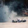 Ayrton Senna Forma-1-es autóversenyző az 1994-es San Marinó-i Nagydíjon az olaszországi Imolában falnak ütközik. Senna később a bolognai Maggiore kórházban elhunyt
