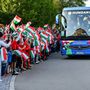 A magyar válogatott busza érkezik a csapat szálláshelyére