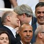 Olaf Scholz szövetségi kancellár és Pedro Sanchez spanyol miniszterelnök a lelátón
