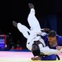 Pongrácz Bence (kékben) küzd Ismael Alhassane-el férfi 66 kg-os judo versenyszámában