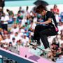 A japán Yuto Horigome versenyez a férfi utcai gördeszka döntőjében az olimpiai játékok harmadik napján