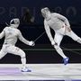 Szilágyi Áron (b) és a dél-koreai Oh Szanguk a 2024-es párizsi nyári olimpia férfi kard csapatversenyének döntőjében a Grand Palais kiállítócsarnokban 2024. július 31-én