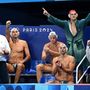 Varga Zsolt szövetségi kapitány és a magyar csapat tagjai a 2024-es párizsi nyári olimpia férfi vízilabdatornáján