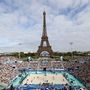 A Kína-Svájc strandröplabda mérkőzés az Eiffel-torony mellett 2024. augusztus 4-én