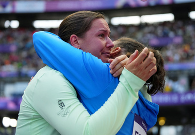 A svéd Truls Möregard a kínai Fan Csen-tung ellen játszik a 2024-es párizsi nyári olimpia férfi egyes asztalitenisz-bajnokságának döntőjében a Dél-párizsi 4-es Arénában 2024. augusztus 4-én