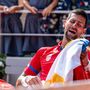 A szerb Novak Djokovics, miután győzött a spanyol Carlos Alcaraz ellen a 2024-es párizsi nyári olimpia teniszbajnoksága férfi egyesének döntőjében a Roland Garros Stadionban 2024. augusztus 4-én