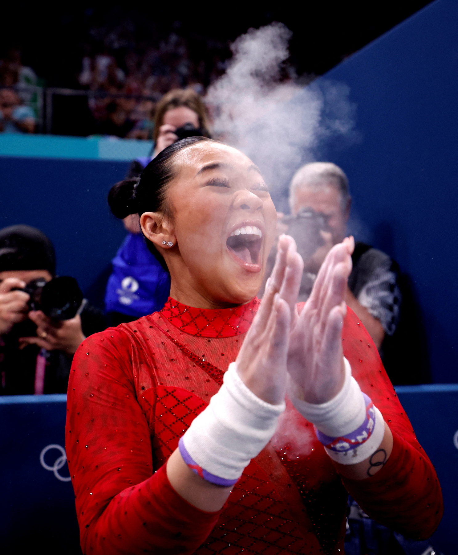 A svéd Truls Möregard a kínai Fan Csen-tung ellen játszik a 2024-es párizsi nyári olimpia férfi egyes asztalitenisz-bajnokságának döntőjében a Dél-párizsi 4-es Arénában 2024. augusztus 4-én