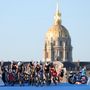 A triatlon vegyesváltók küzdelmében a kerékpáros szakaszt kezdik meg a versenyzők a Pont Alexandre III hídon felállított részen.