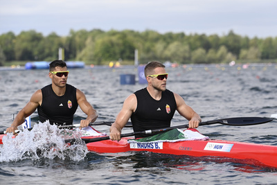 Márton Viviana (kék) és a szerb Aleksandra Perisic a női tekvondósok 67 kilogrammos versenyének döntőjében 