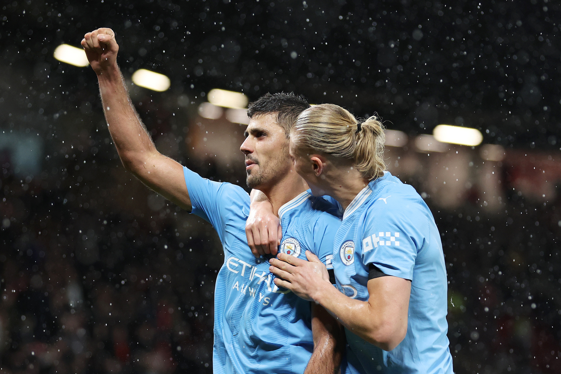 Rodri és Dominic Solanke a Manchester City és az AFC Bournemouth közötti Premier League mérkőzésen az Etihad Stadionban 2023. november 4-én Manchesterben, Angliában