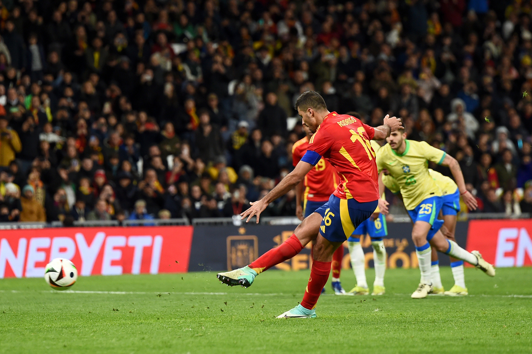 Rodri és Dominic Solanke a Manchester City és az AFC Bournemouth közötti Premier League mérkőzésen az Etihad Stadionban 2023. november 4-én Manchesterben, Angliában