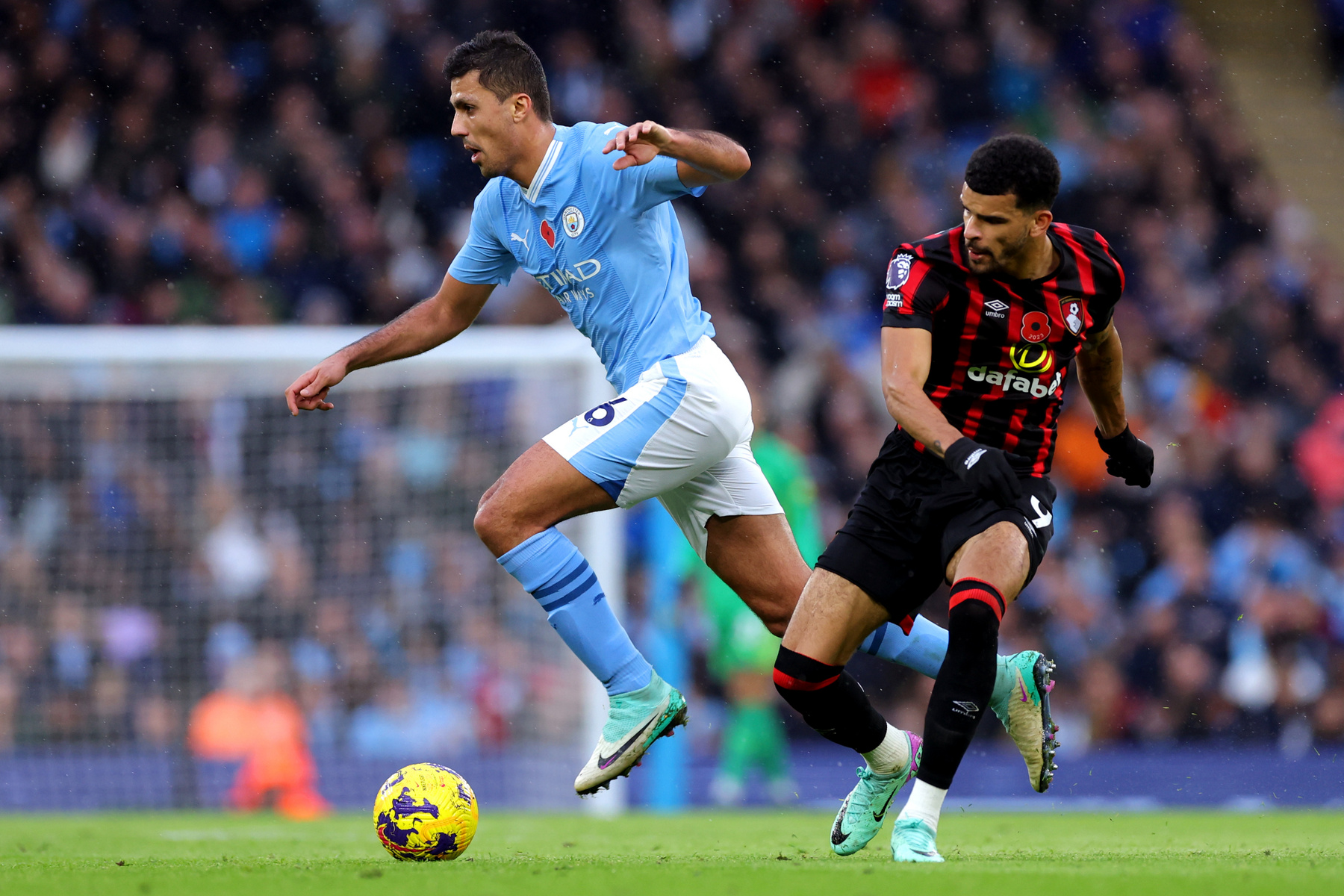 Rodri és Dominic Solanke a Manchester City és az AFC Bournemouth közötti Premier League mérkőzésen az Etihad Stadionban 2023. november 4-én Manchesterben, Angliában