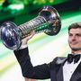 Max Verstappen, az Oracle Red Bull Racing holland versenyzője átveszi a világbajnoki győztesnek járó díjat a Nemzetközi Automobil-szövetség (FIA) díjátadóján 2024. december 13-án 