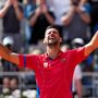 Novak Djokovics könnyekben tör ki, és ünnepli az olimpiai döntőben aratott győzelmét Párizsban 2024. augusztus 4-én 