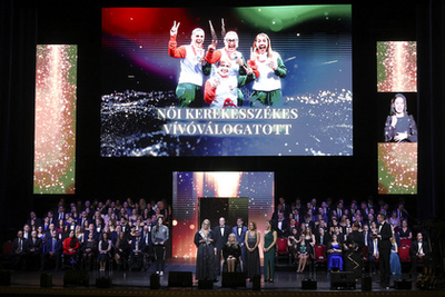 Gulyás Michelle olimpiai bajnok öttusázó miután átvette az Év női sportolója díjat