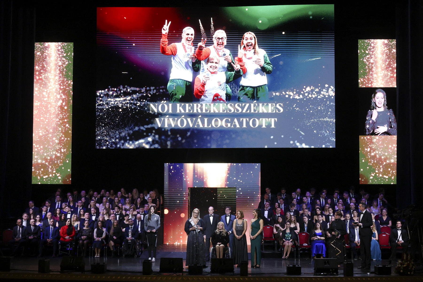 Gulyás Michelle olimpiai bajnok öttusázó miután átvette az Év női sportolója díjat