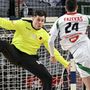 Fazekas Gergő (j) és a katari Anadin Sulijakovic kapus