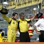 Giancarlo Fisichella és Eddie Jordan a Brazil Grand Prix győzelmét ünnepli 2003. április 18-án