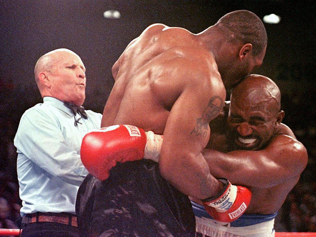 Rendőrök fogják vissza Tysont, miután a bíró őt leléptette és Holyfieldet hirdette ki győztesnek.