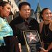 Lányaival, Hanával és May Mayjel 2002 januárjában, miután csillagot kapott a hollywoodi Hírességek sétányán.