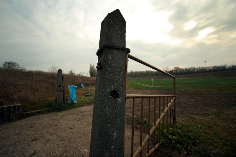 Az ügetőtől elválasztó kerítés