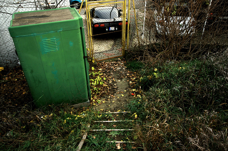 Az ügetőtől elválasztó kerítés