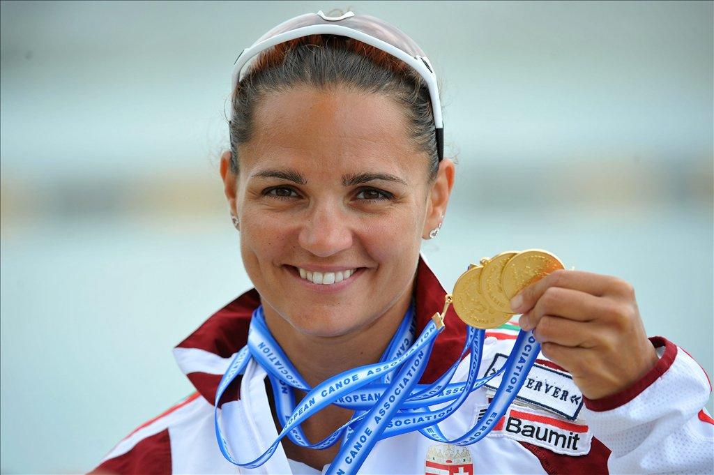 Kovács Katalin mutatja három aranyérmét a kajak-kenu Európa-bajnokságon