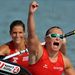 Az osztrák Viktoria Schwarz és Yvonne Schuring (b-j) örül, miután a női kajak párosok versenyében 500 méteren aranyérmet nyert