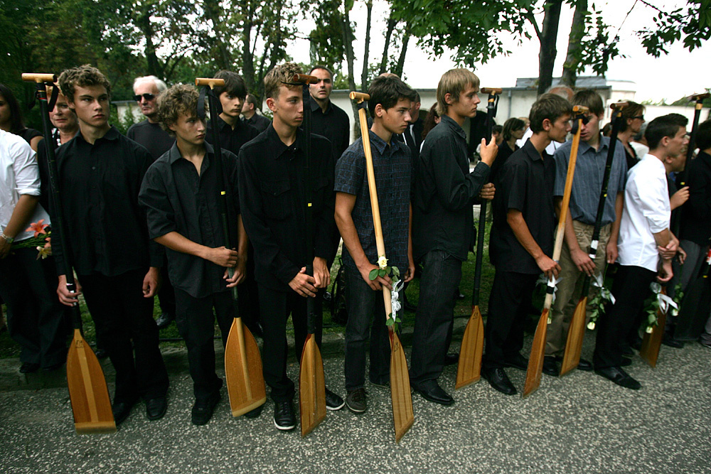 Budapest, 2008. július 25. A Csepel SC kajak-kenu szakosztályának tagjai és barátok, ismerősök fáklyás búcsúevezésen vettek részt a Duna ráckevei ágában.
