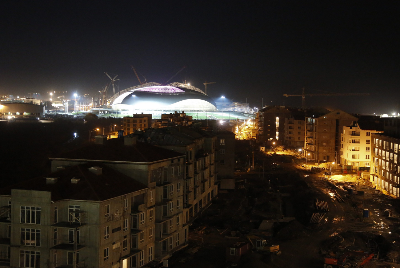 Éjszaka már jól néz ki a szocsi Olimpiai Park, mert nem látszanak óriási építkezések