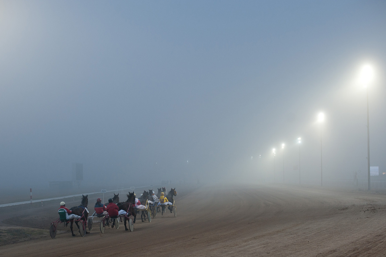A késő délutáni futamoknak csak a befutóját lehetett szemlélni a sűrű ködtől