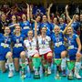 A női Magyar Kupa győztese a címvédő Vasas csapata az eredményhirdetés után 