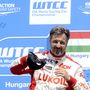  A Chevrolet Cruze-zal versenyző győztes francia Yvan Muller a dobogón a túraautó-világbajnokság (WTCC) magyarországi fordulójának első futama után a mogyoródi Hungaroringen.