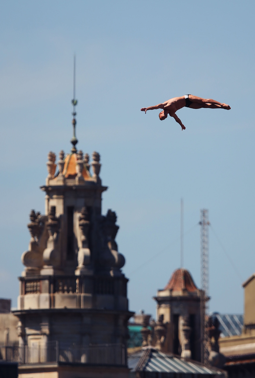 A cseh Michal Navratilnak nem volt elég látványos a 27 méteres magasság, Supermanként vetette magát a mélybe.