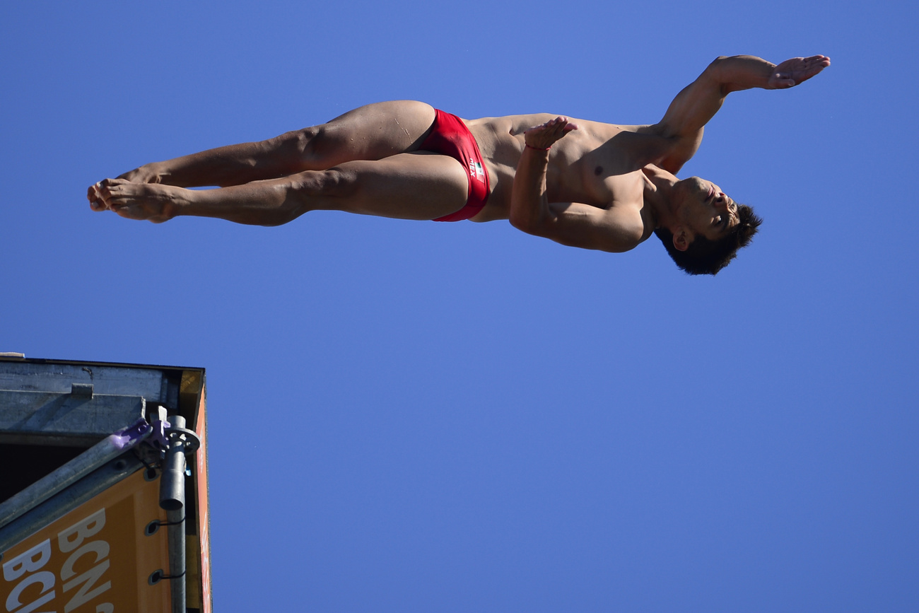 A cseh Michal Navratilnak nem volt elég látványos a 27 méteres magasság, Supermanként vetette magát a mélybe.