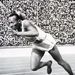 Owens az 1936-os berlini olimpián, a kétszáz méter startja után. Ahogy három másikat (100, 4x100, távolugrás) ezt is megnyerte