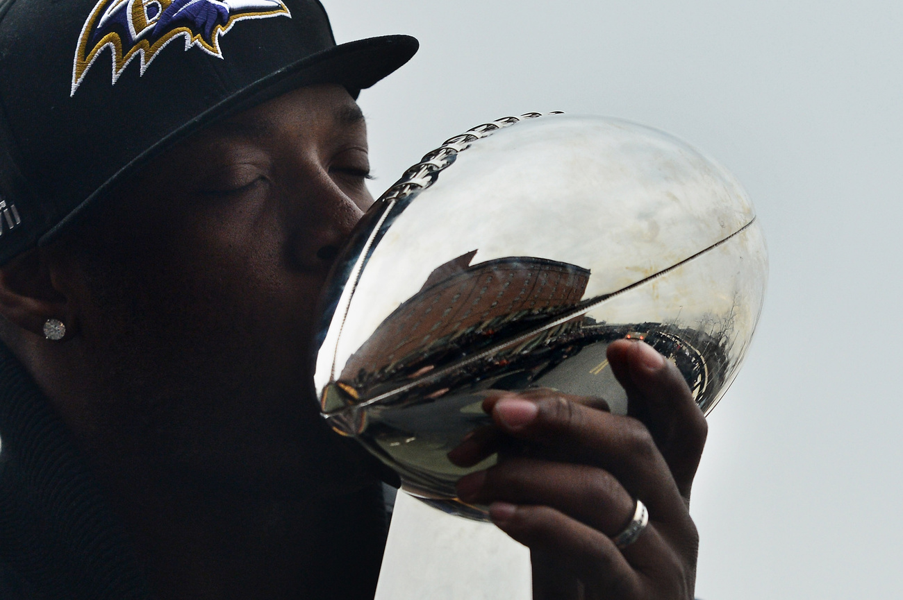 A Baltimore Ravens védőjátékosa, Terrel Suggs a Super Bowl-győztesnek járó Lombardi trófeával, 34-31-re győzék le a San Francisco 49erst. 