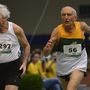 A német Horst Pfeiffer (b) és az ausztrál Rad Leovic (j) a 85 éves férfiak 60 méteres síkfutás döntőjében