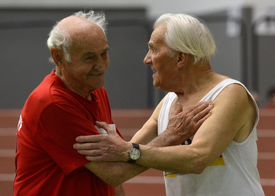 A görög Andreas Polychronopoulos a 90-99 éves férfiak 60 méteres síkfutás döntőjében 