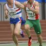 A brit Michael Smith (b) és Lisztoczki János a 40 éves férfiak 60 méteres futás számának selejtezőjében