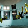 A szingapúri csapat két tagja gyakorol a bedfordi szélcsatornában, amely a világ legnagyobb fedett skydiving létesítménye.