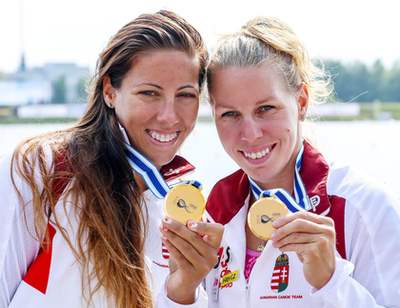 A K-2 500 méteres versenyszámban aranyérmet nyert kajakpáros Csipes Tamara (b) és Szabó Gabriella 