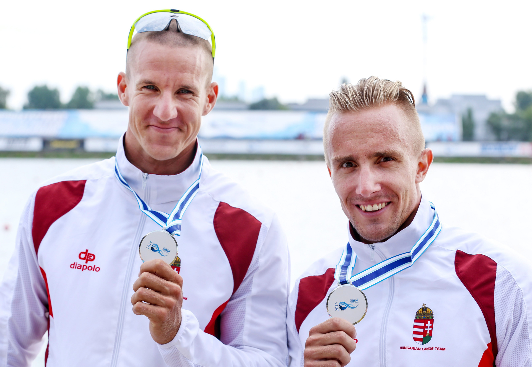 A K-2 500 méteres versenyszámban aranyérmet nyert kajakpáros Csipes Tamara (b) és Szabó Gabriella 