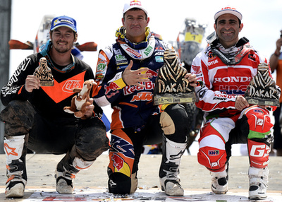 Balról jobbra a motorosok között harmadik Toby Price (Ausztrália), az első Marc Coma (Spanyolország) és a második Paulo Goncalvez (Portugália) a megnyert trófeákkal.